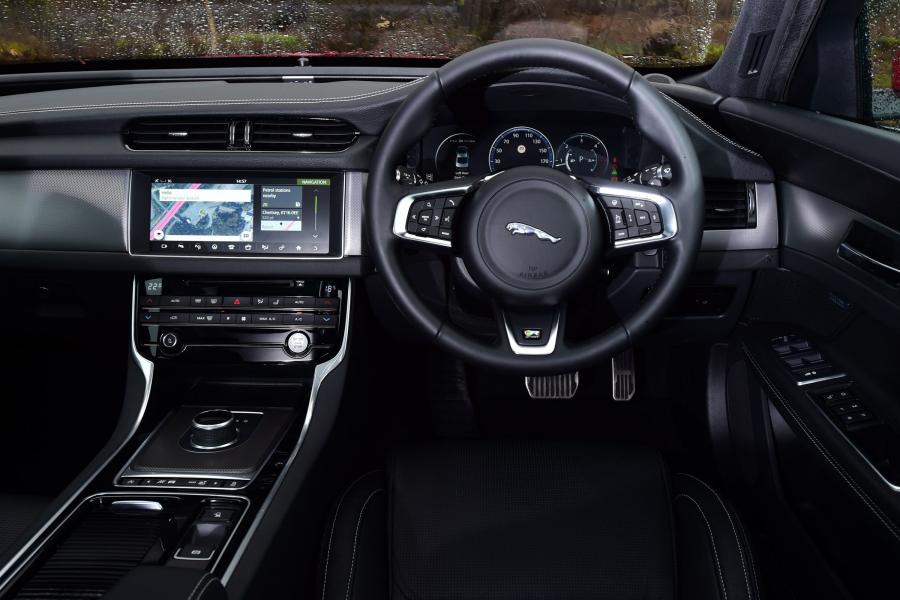  Jaguar XF 20d AWD R-Sport 2016 года  (UK) (фото 6 из 8)